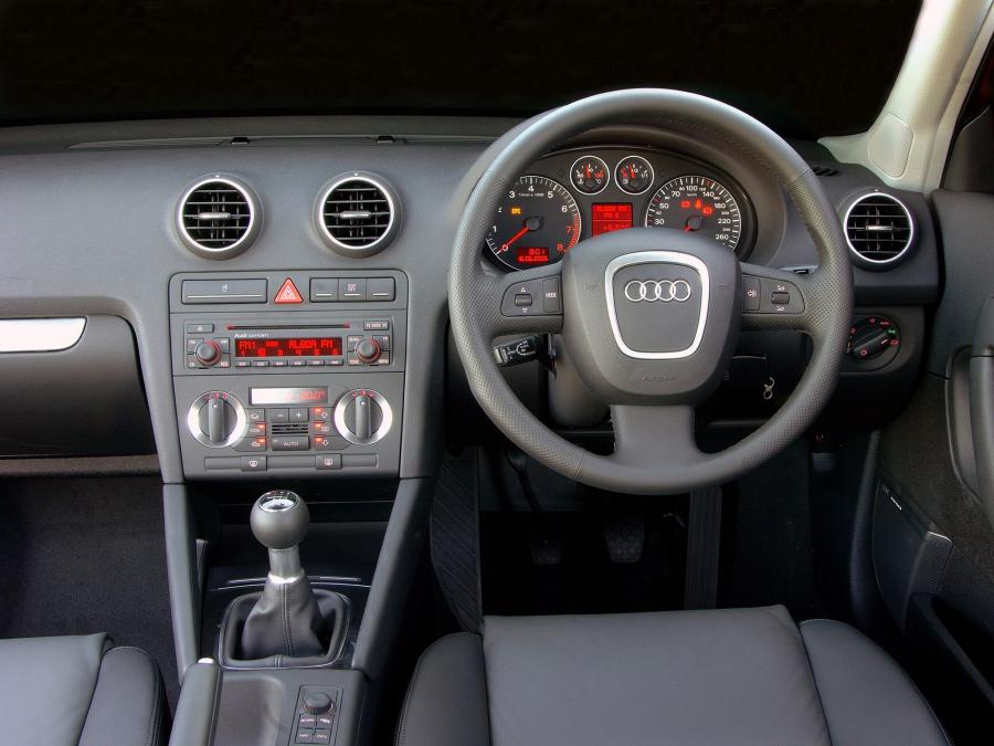 Торпедо Audi A3 Sportback 3.2 Quattro (8PA) 2005 года  (ZA) (фото 3 из 14)